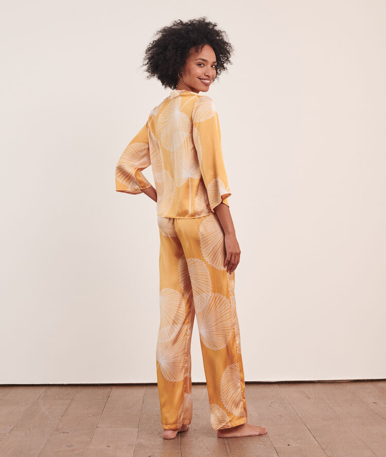 Pantalon satin&eacute; imprim&eacute; jaune vif.