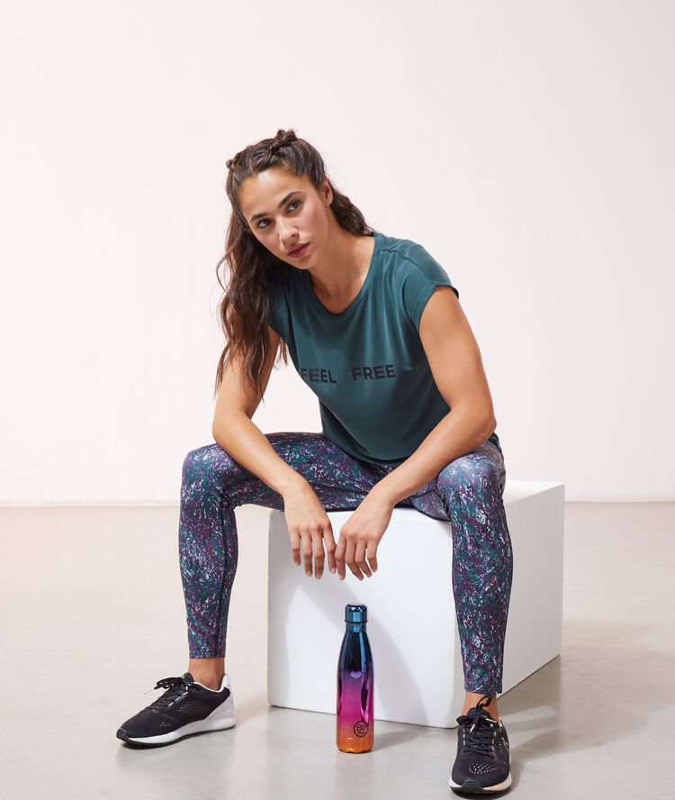 Gourde de sport multicolore.