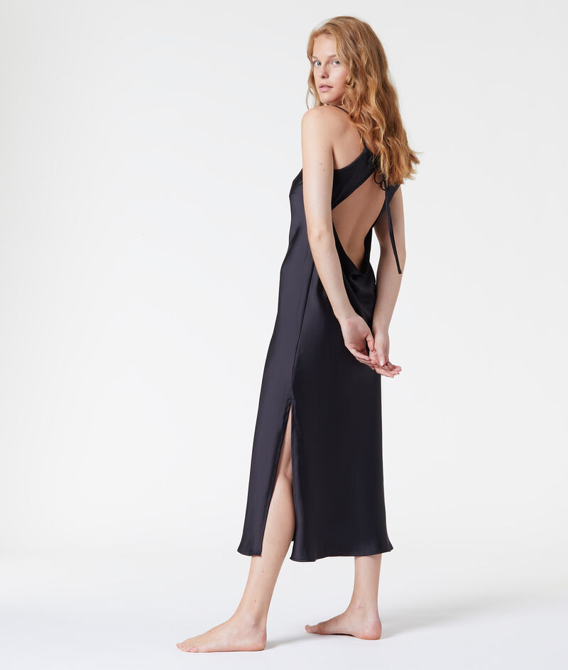 Long backless chemise;${refinementColor}