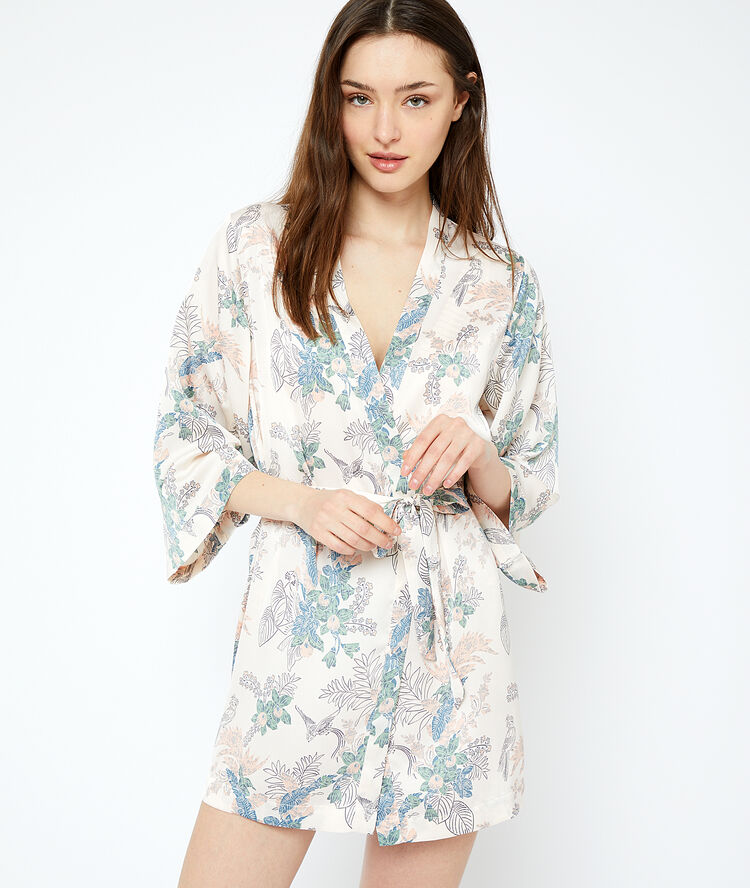 Kimono in a foliage print print agst white background.