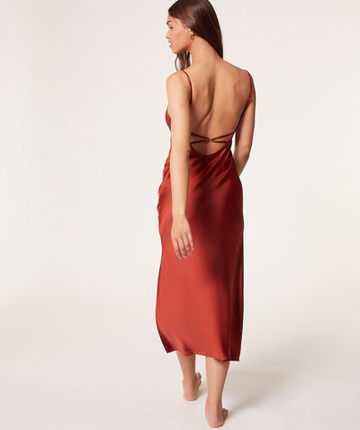 Long backless chemise;${refinementColor}