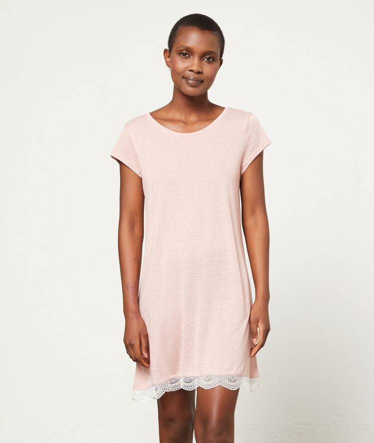 Chemise de nuit rose.