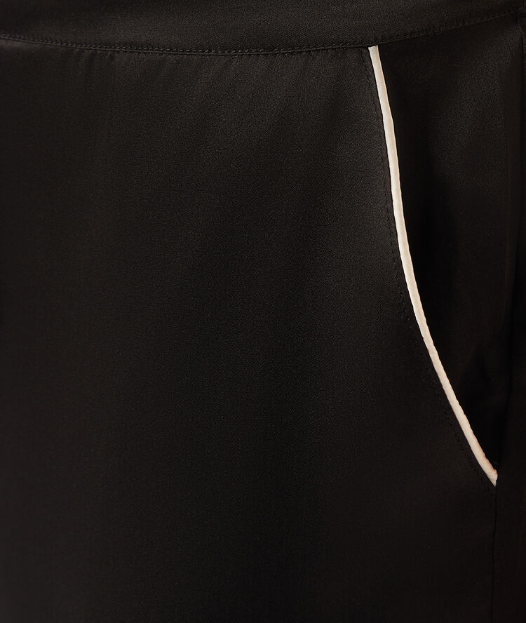 Pantalon en soie noir.