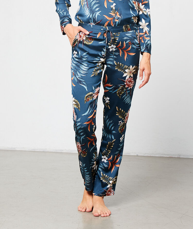Satiny trousers in print blue.