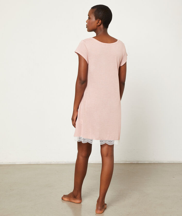 Chemise de nuit rose.