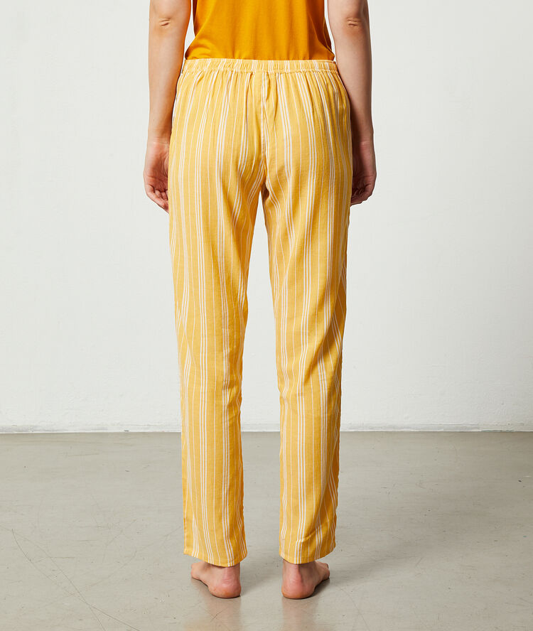 Pantalon &agrave; rayures ocre.