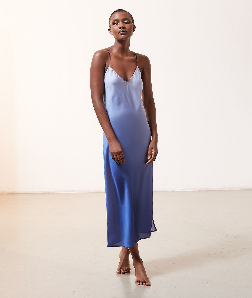 Nuisette longue satin&eacute;e bleu.