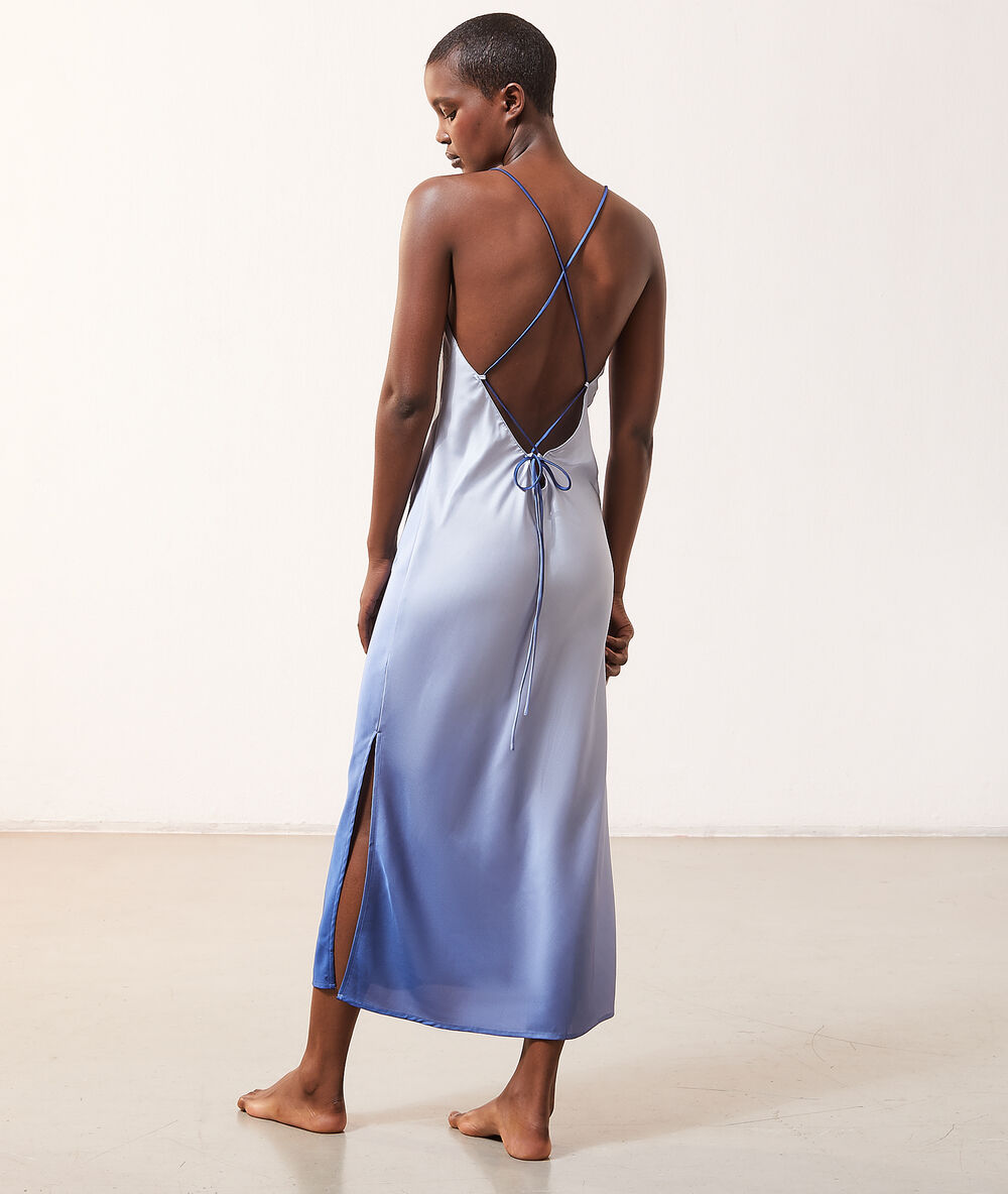 Nuisette longue satin&eacute;e bleu.
