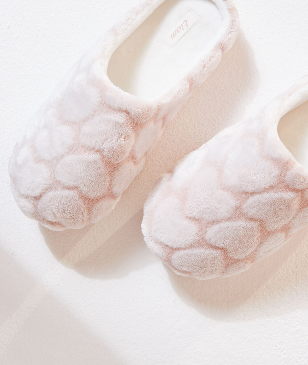 Mule slippers in a 'snow cute' heart pattern pink.