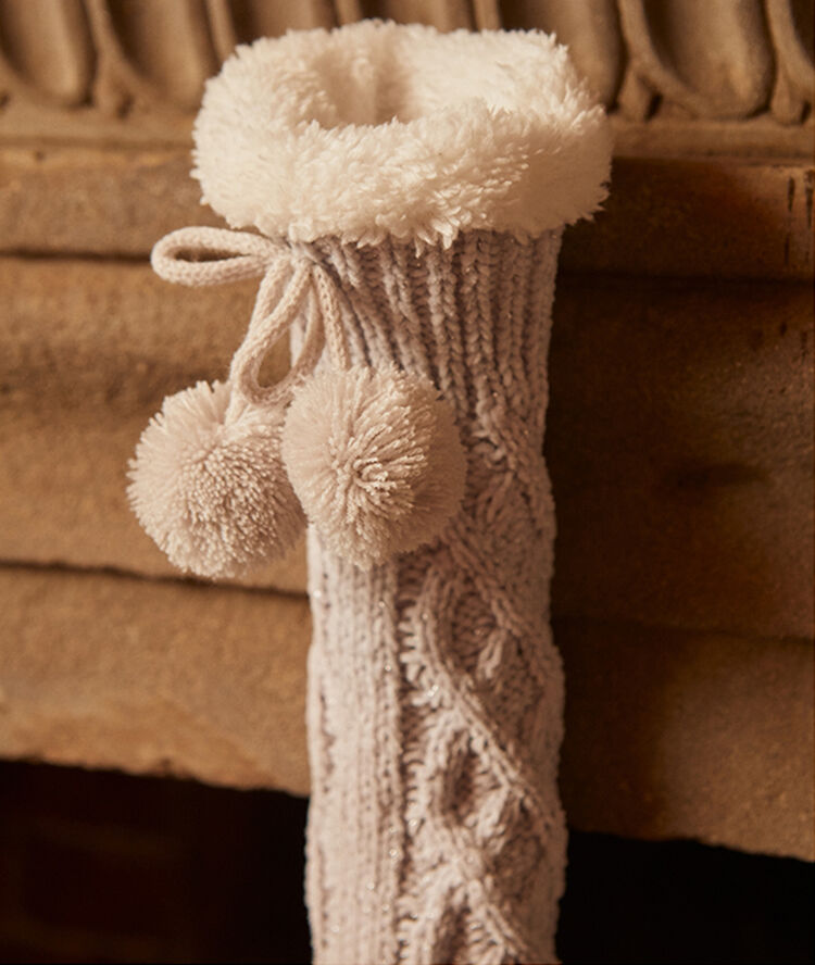 Chaussettes cocooning gris clair.