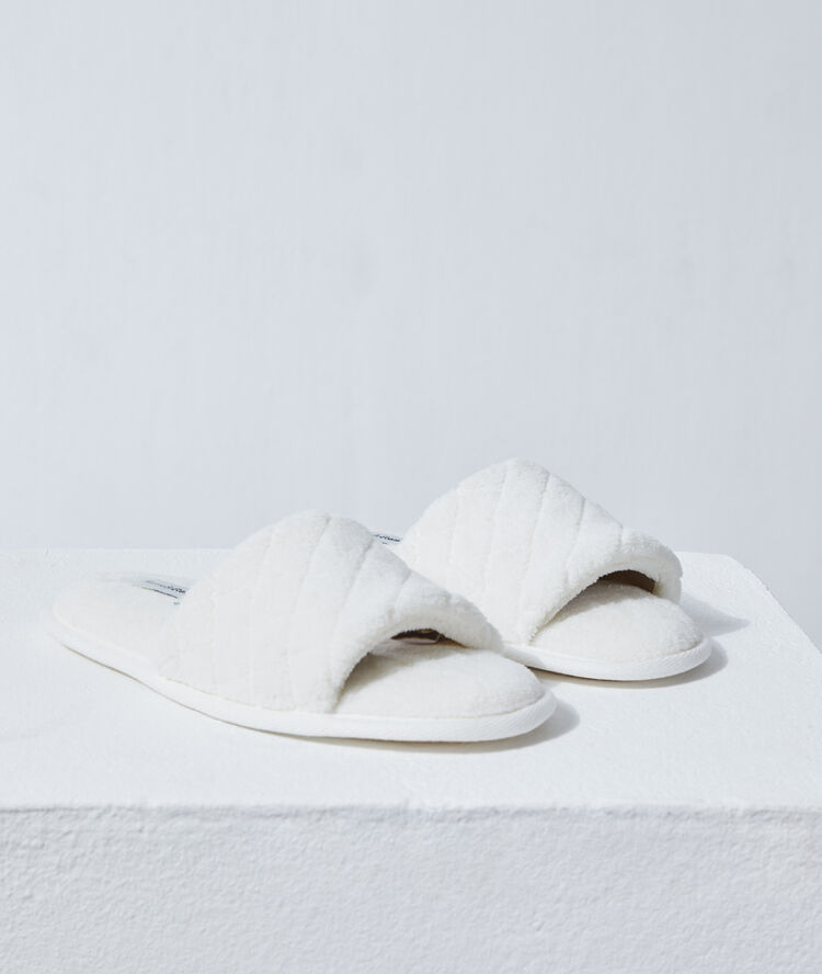 Chaussons mules ouvertes blanc.