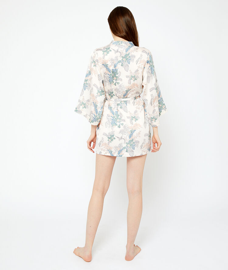 Kimono in a foliage print print agst white background.
