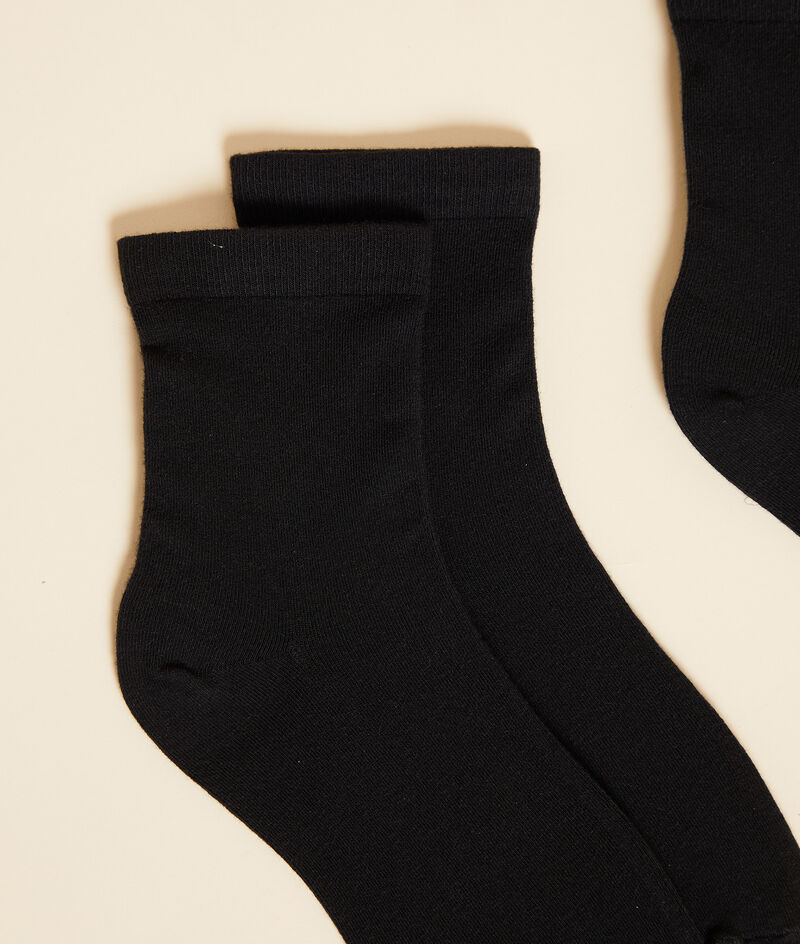 2 Pairs Of Socks;${refinementColor}