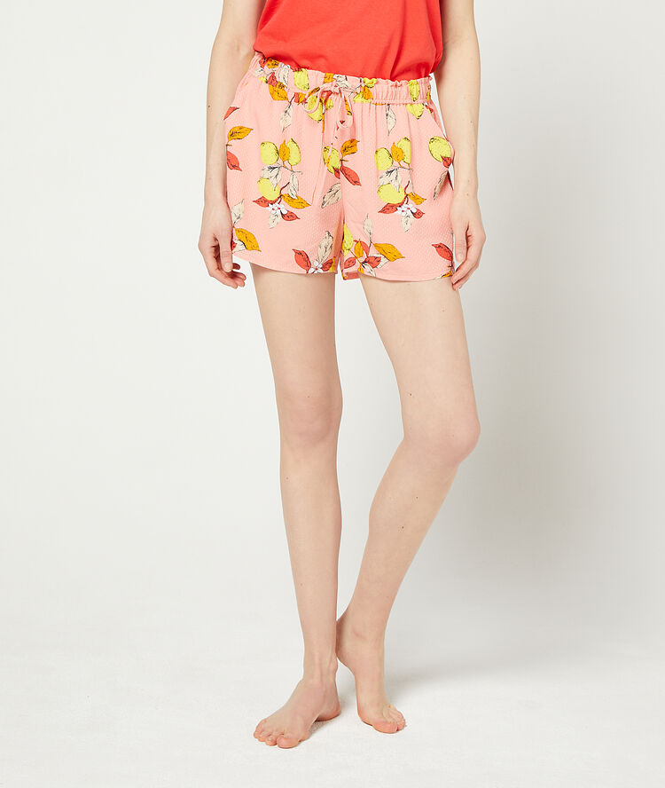 Shorts in a foliage print pink.