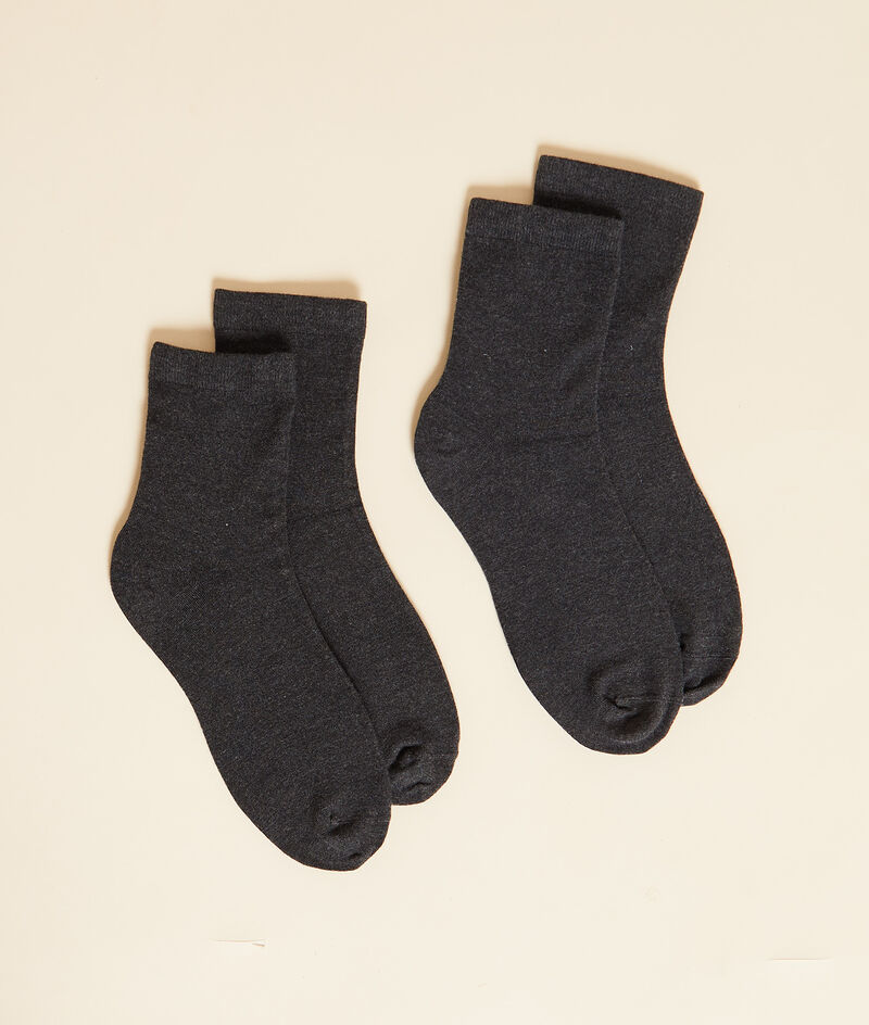 2 pairs of socks;${refinementColor}