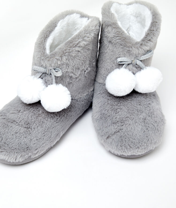 Chaussons bottines fourr&eacute;es &agrave; pompons gris clair.