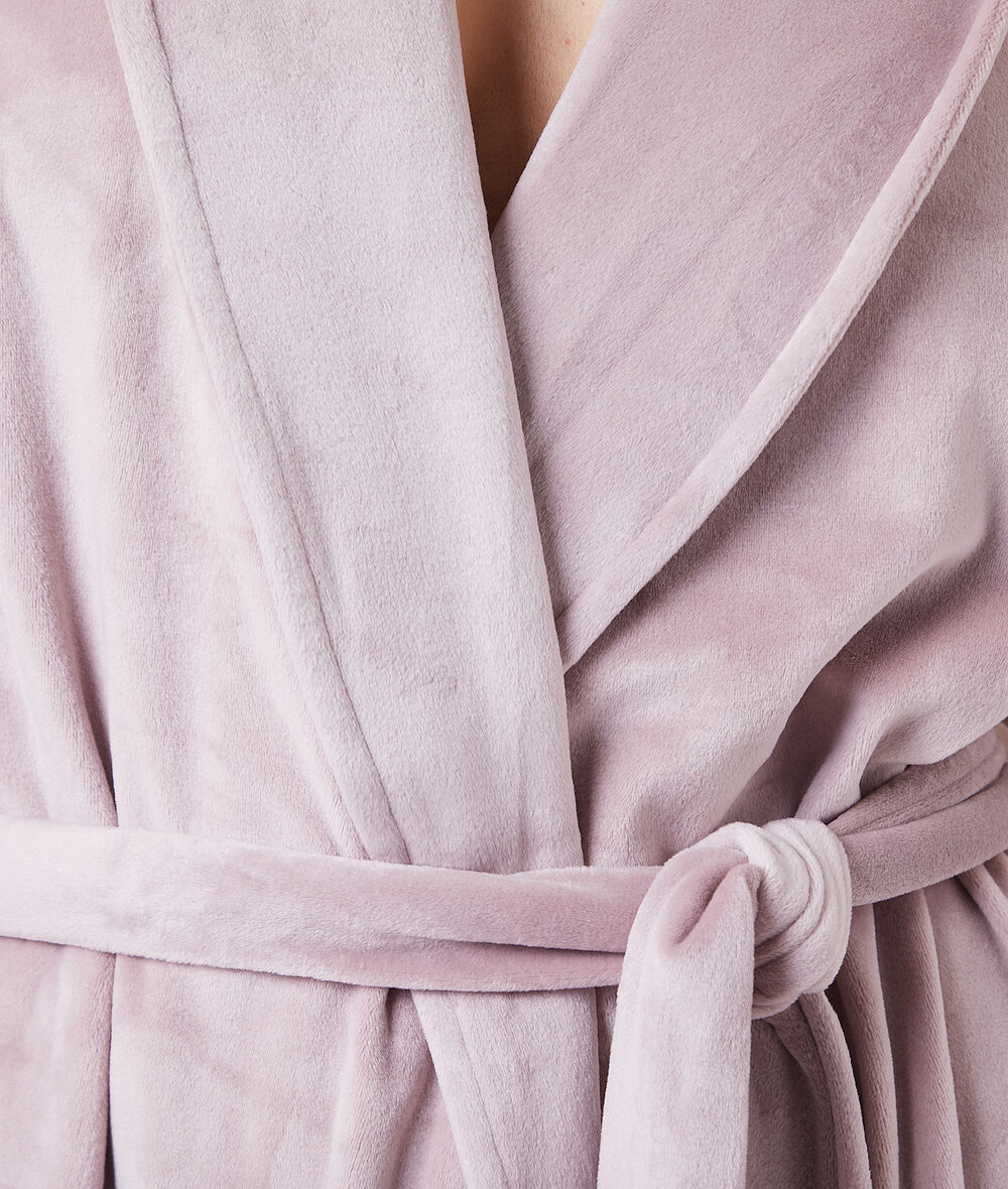 Velvet robe;${refinementColor}