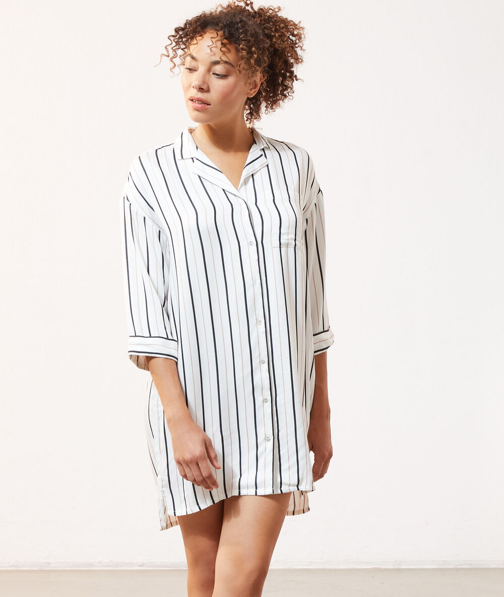 Night shirt in stripes off white.
