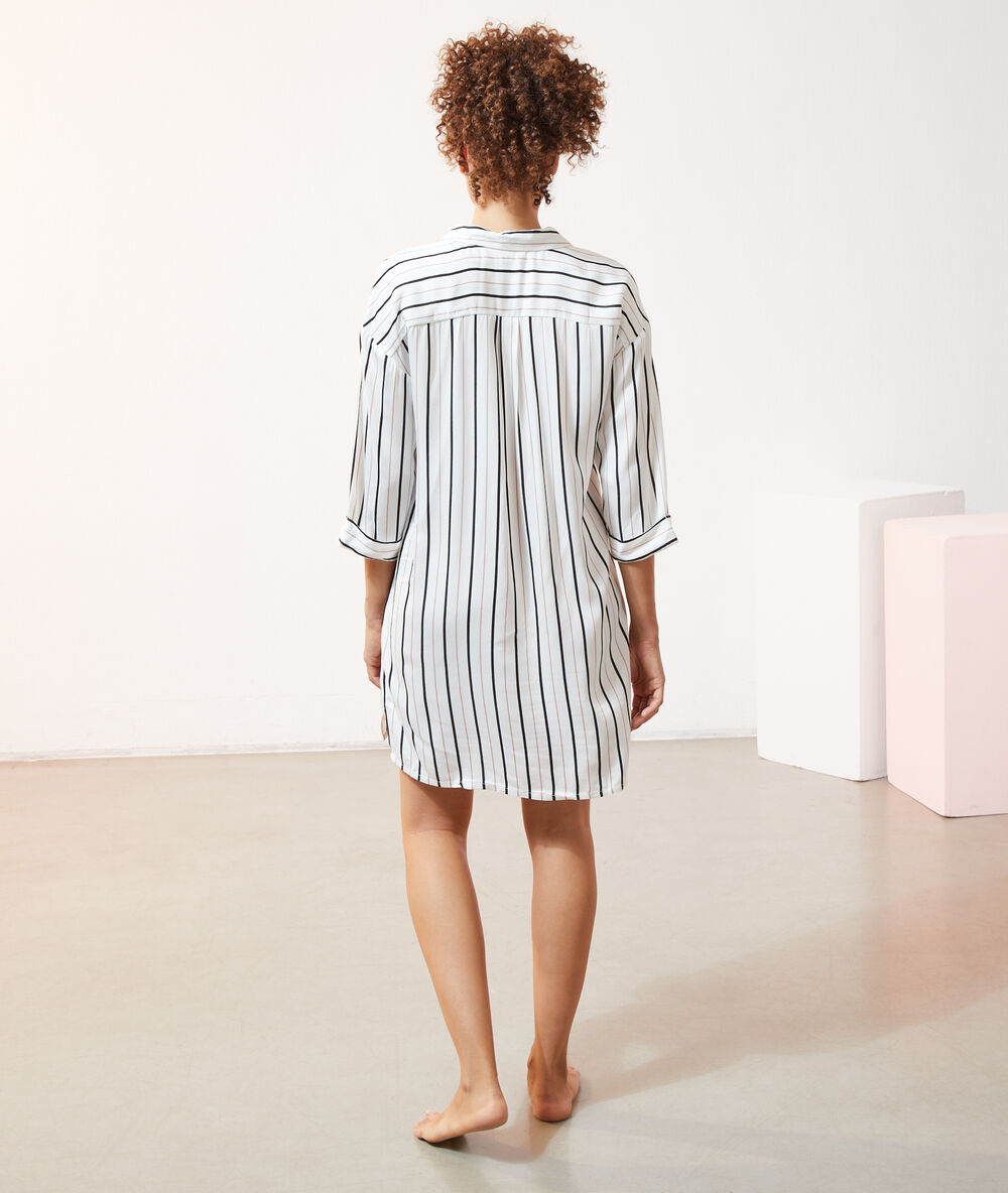 Night shirt in stripes off white.