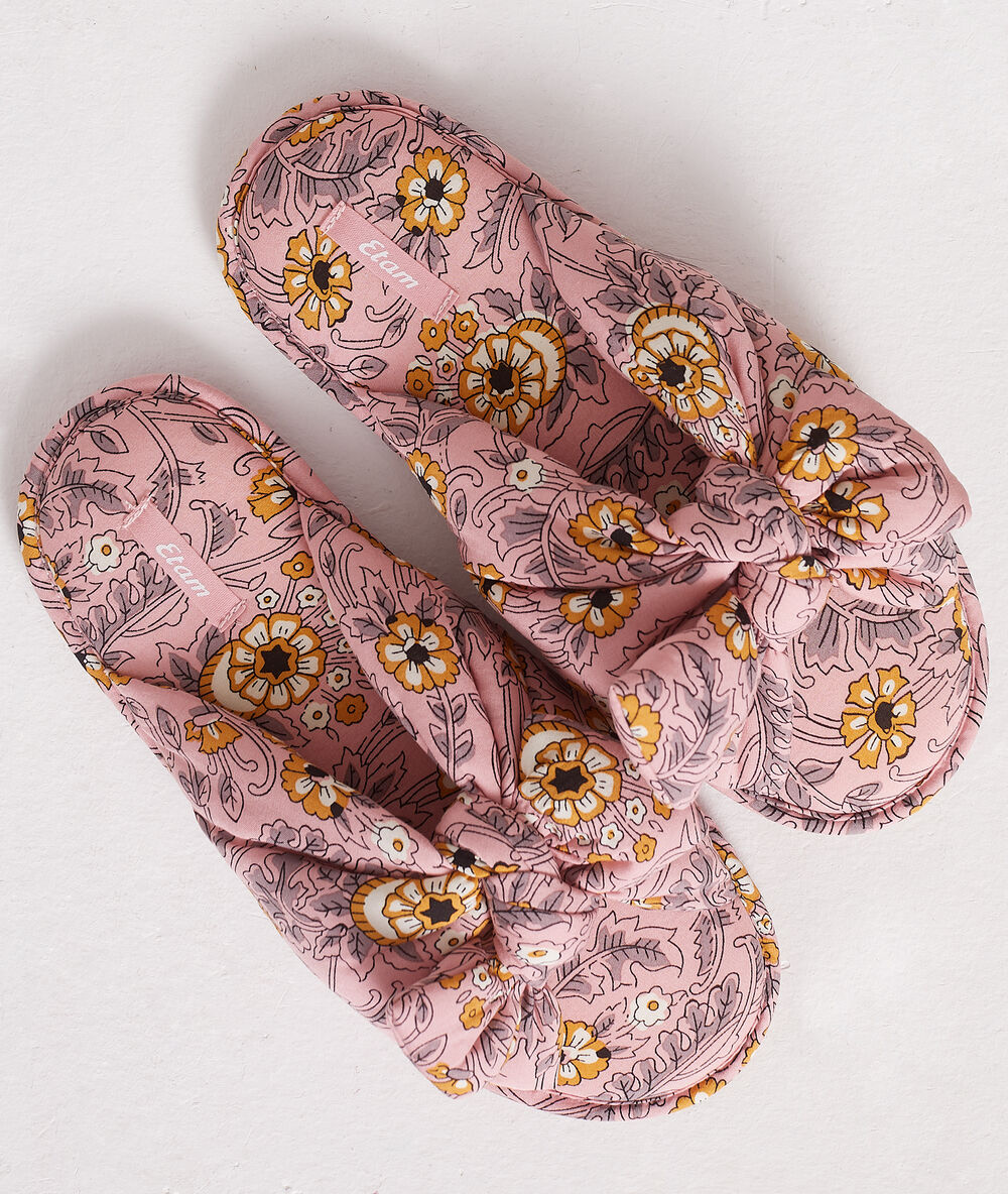 Chaussons mules ouvertes &agrave; noeud imprim&eacute;s rose.