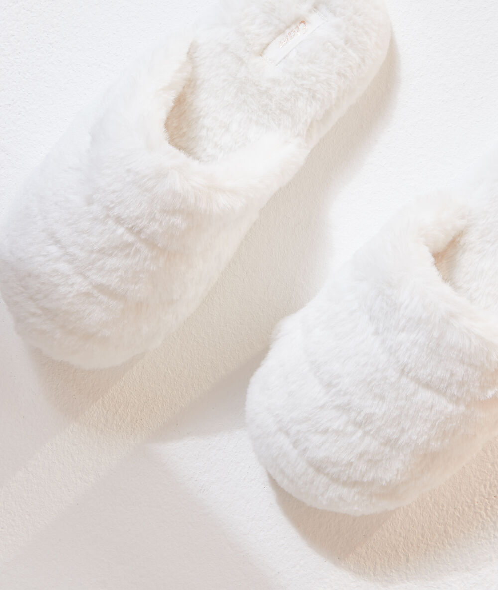 Mule slippers off white.