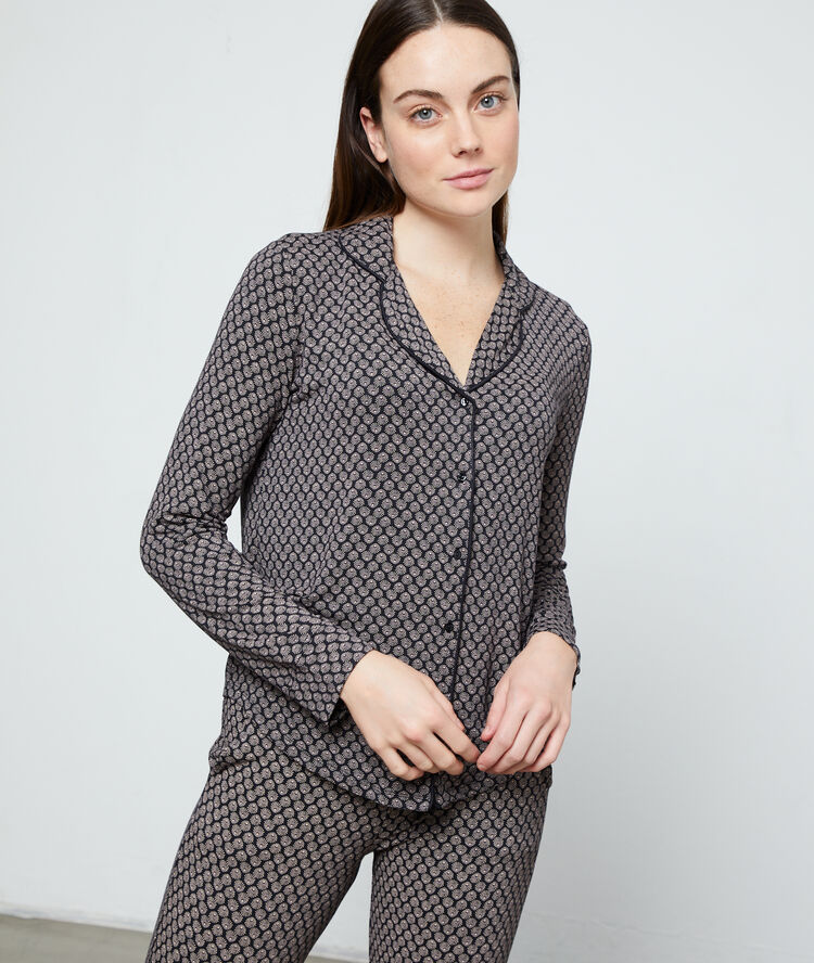 Chemise de pyjama noir.