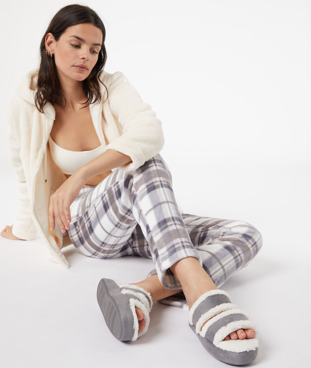 Faux fur slide slipper;${refinementColor}