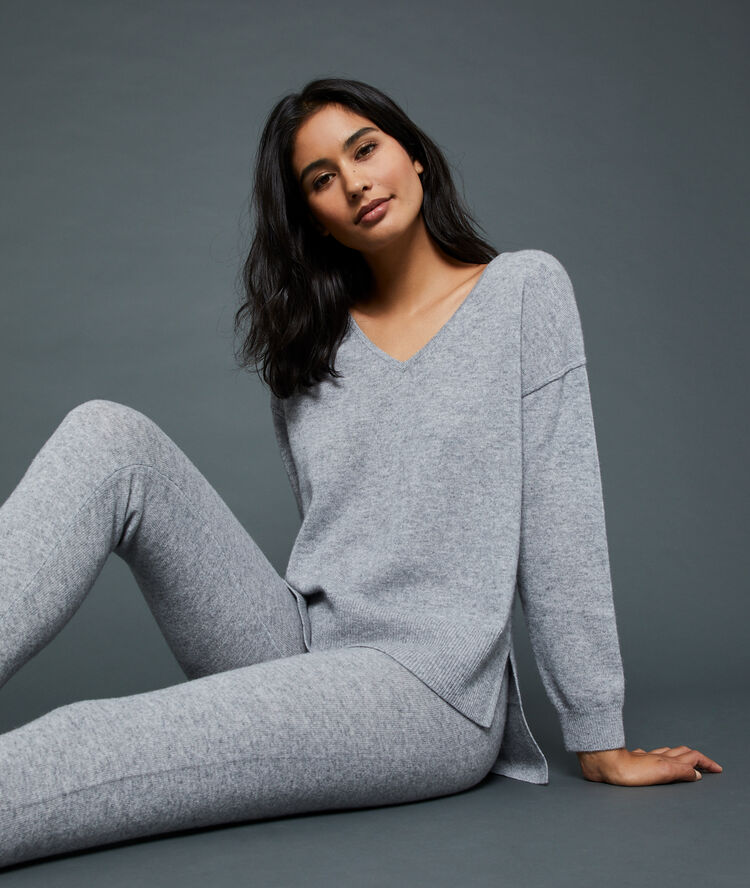 Pull col v en cachemire gris.
