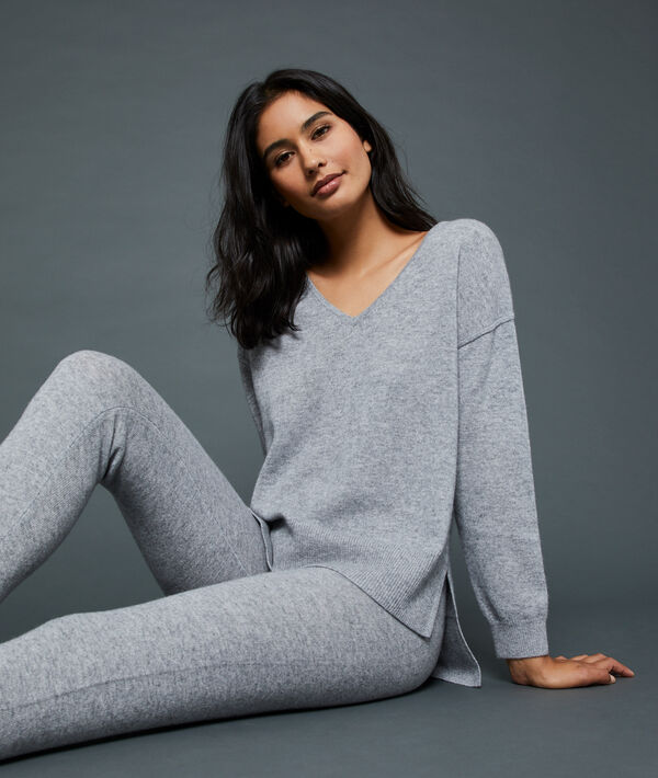 V-neck cashmere sweater V-neck cashmere sweater;${refinementColor}