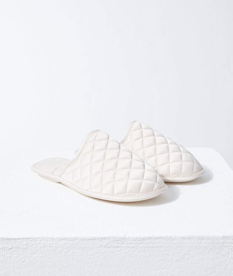 Chaussons mules matelass&eacute;es beige.