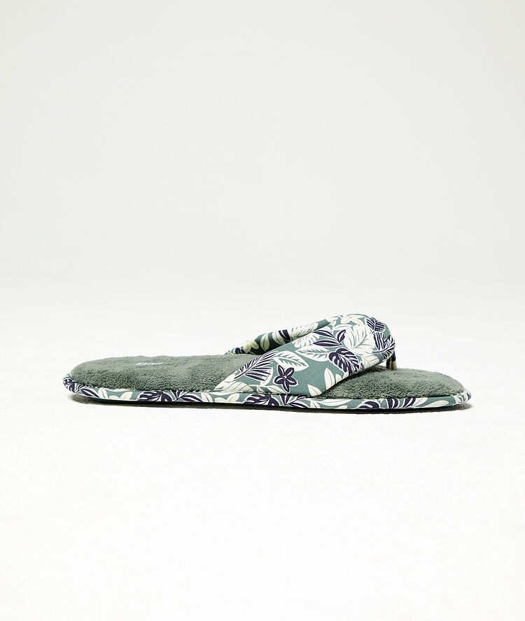 Leaf print flip flops green.