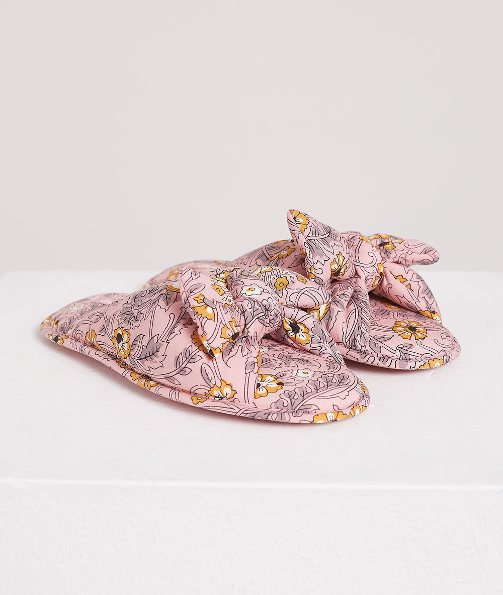 Chaussons mules ouvertes &agrave; noeud imprim&eacute;s rose.