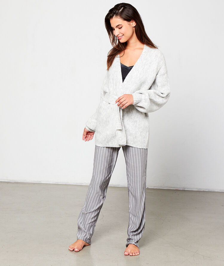Veste de pyjama à nouer gris clair.