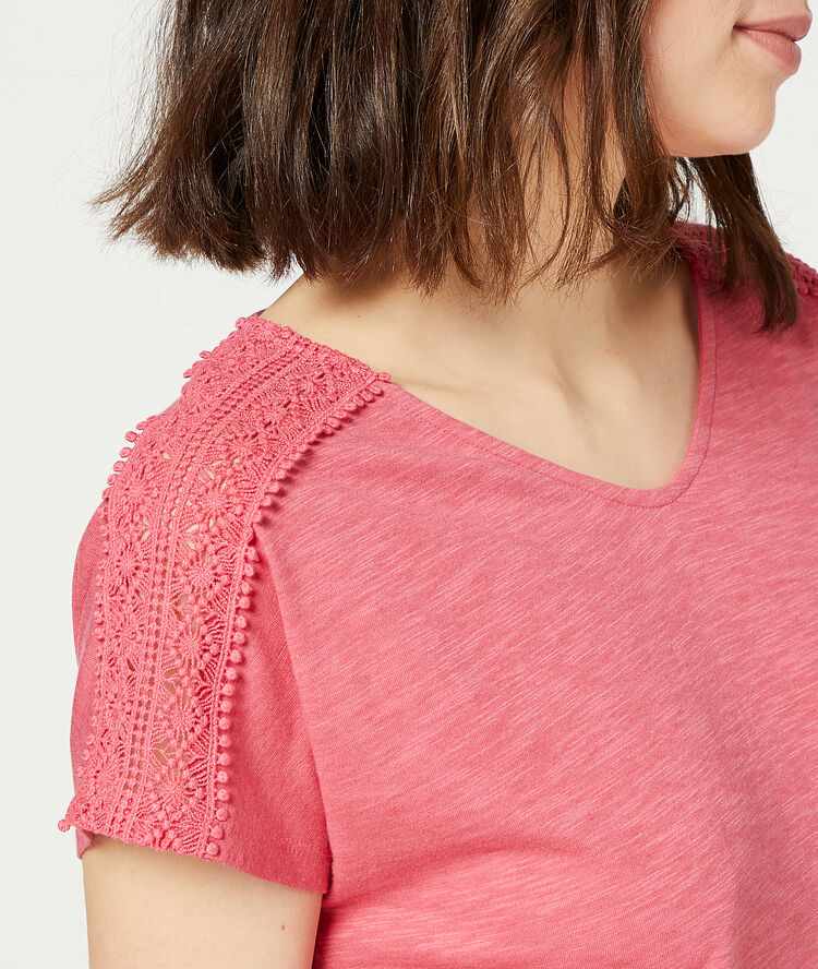 T-shirt with guipure details coral.