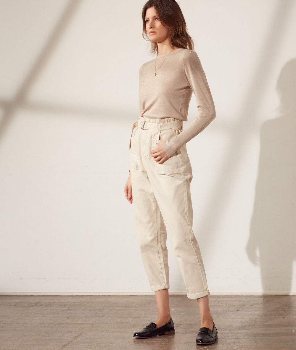 Crew neck jumper in a fine knit beige.