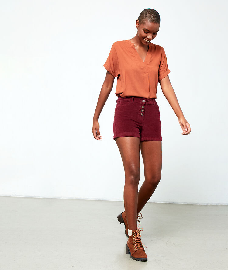 Velvet look shorts burgundy.