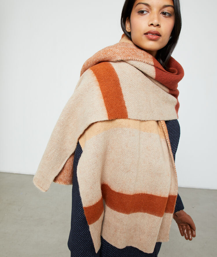 Scarf in stripes rust.