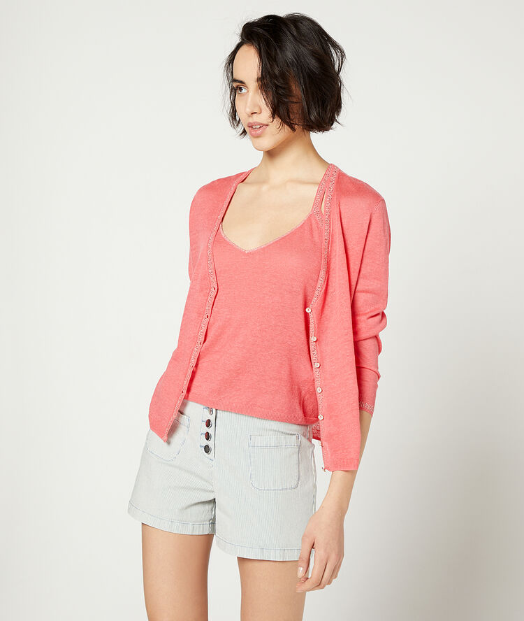 Cardigan in a fine knit coral.