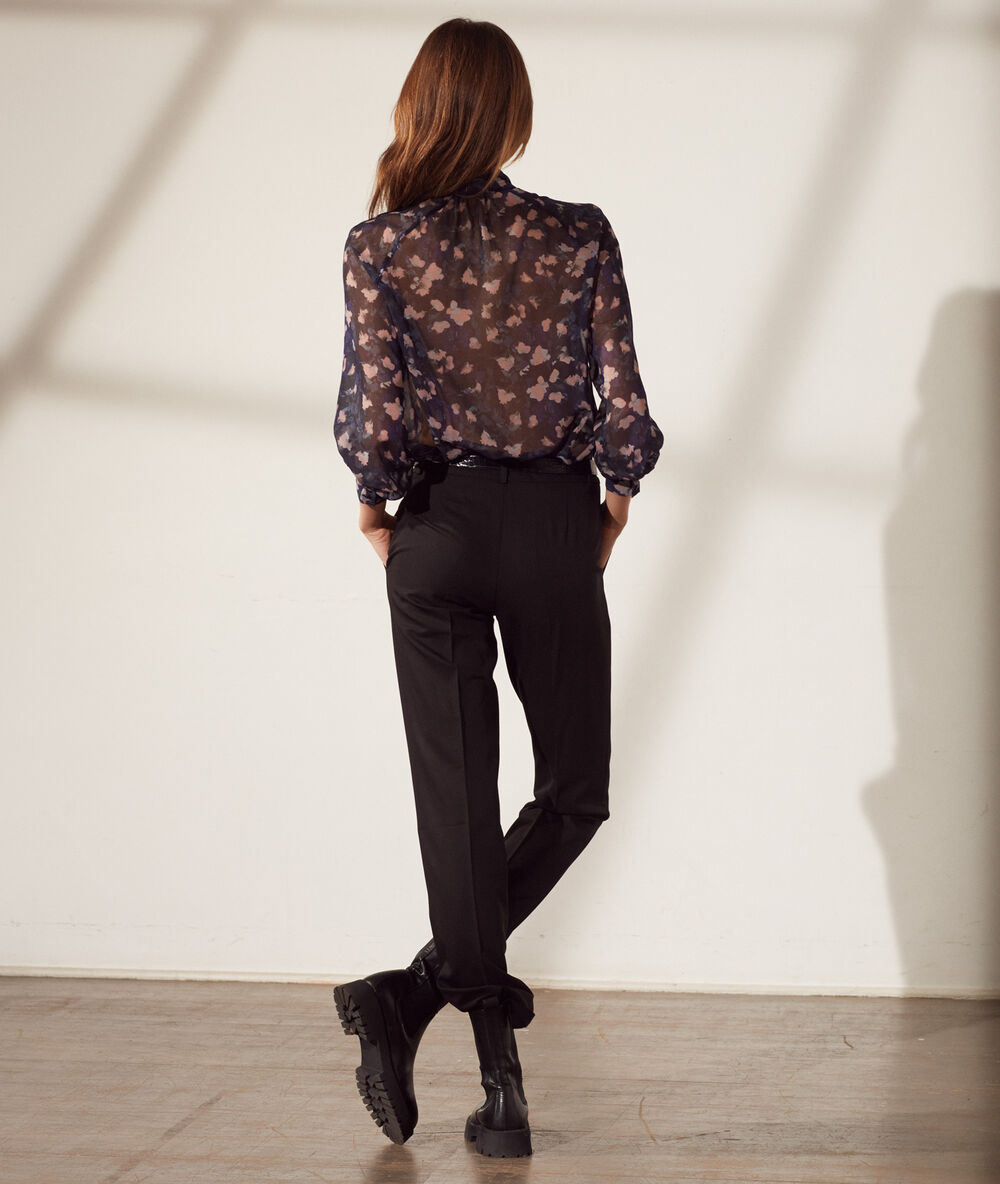 Blouse transparente col lavalli&egrave;re bleu marine.