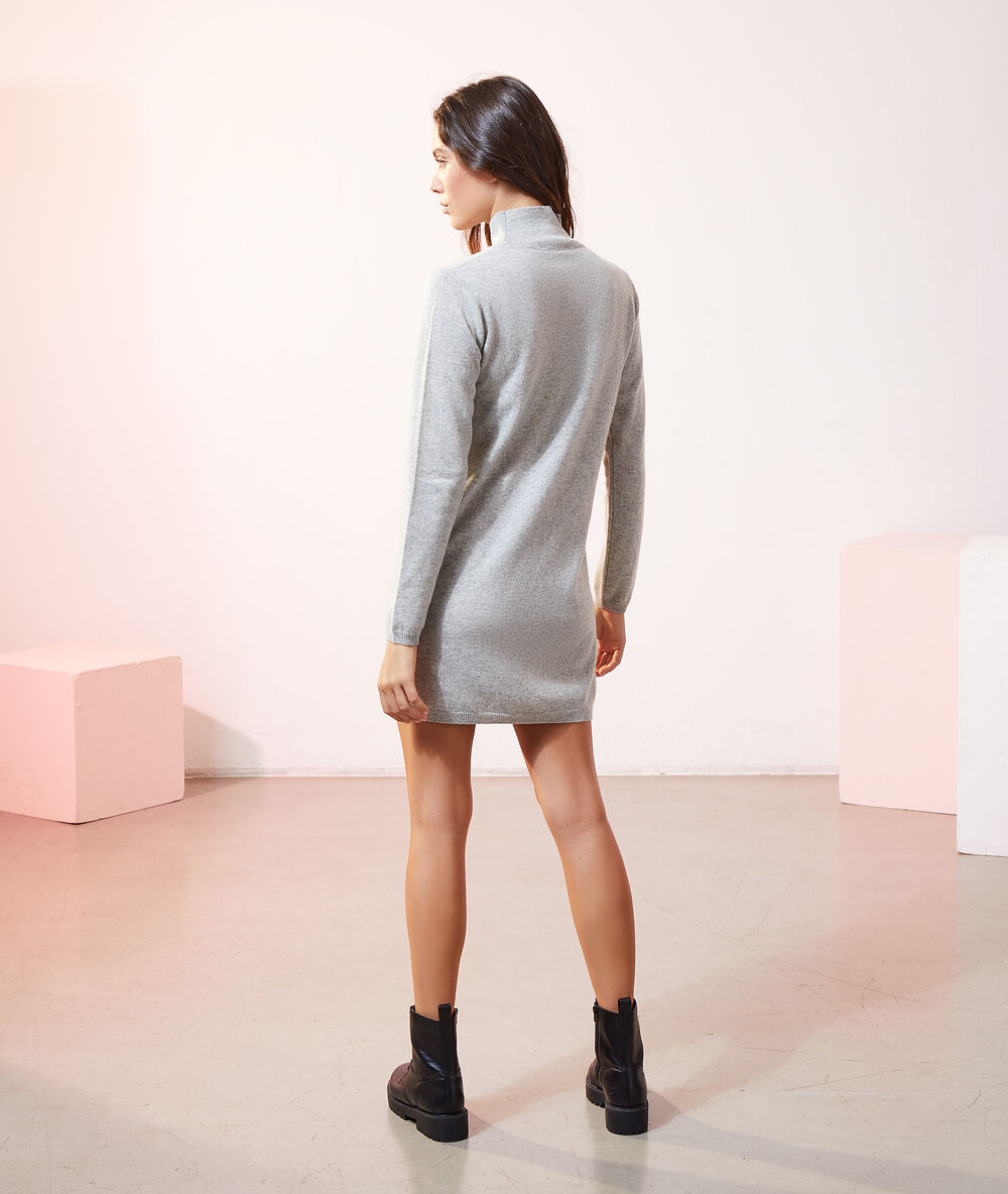 Robe-pull en cachemire gris chine clair.