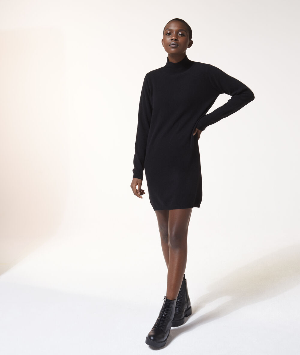 Robe-pull en cachemire noir.