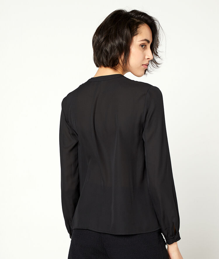 Blouse with guipure details black.