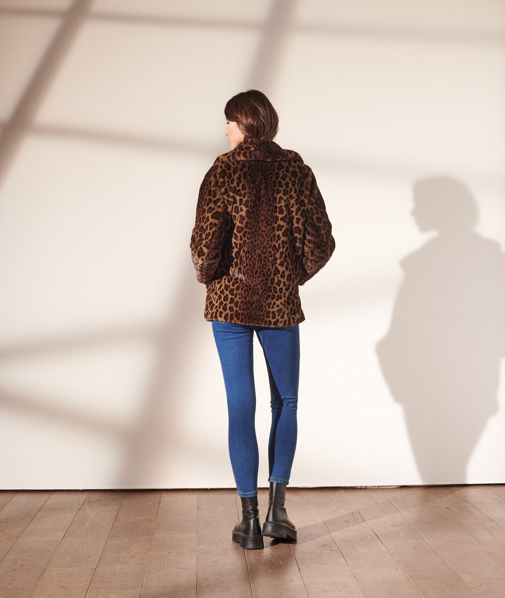 Manteau effet fourrure imprim&eacute; l&eacute;opard noir.