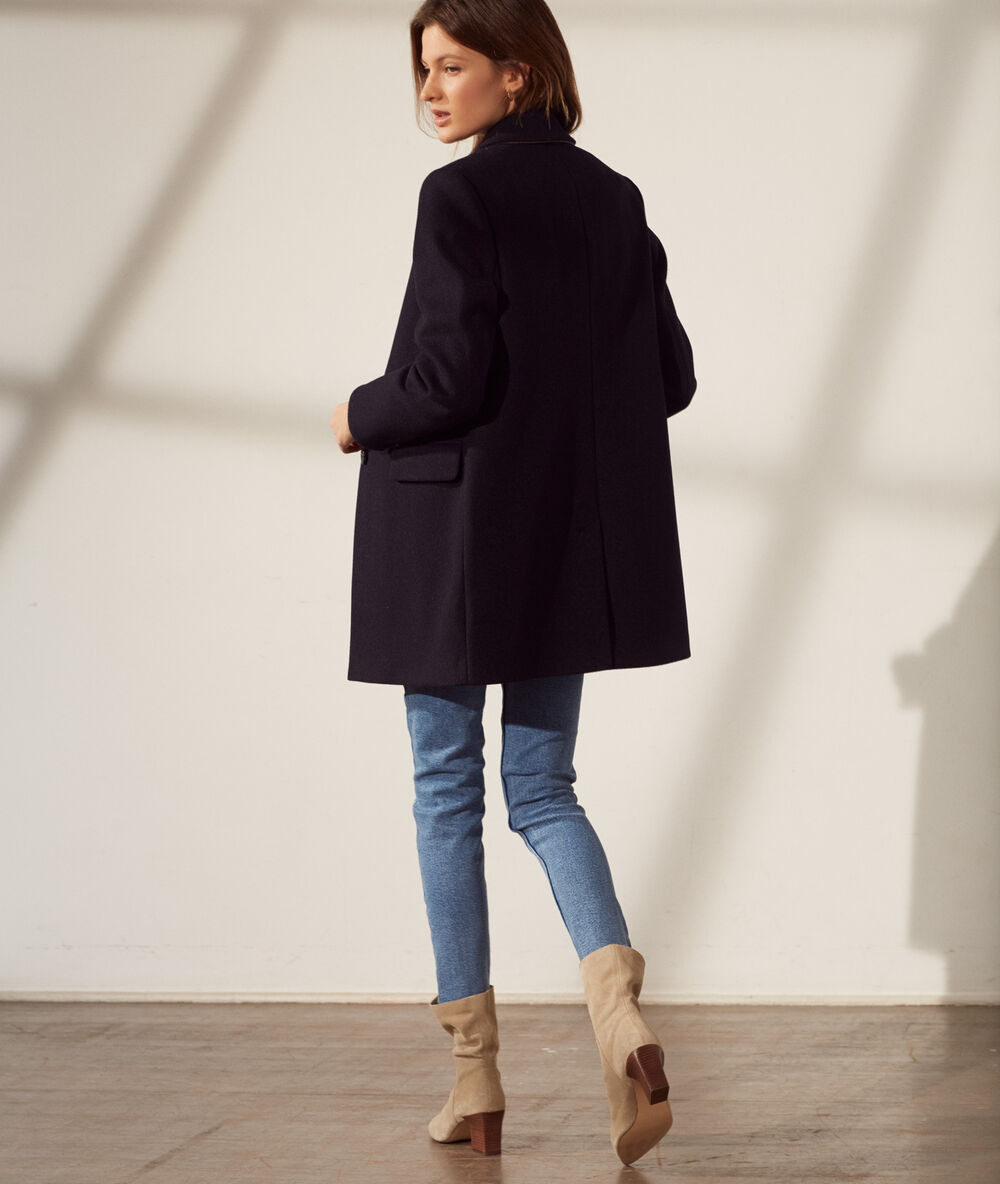 Straight-cut coat navy.