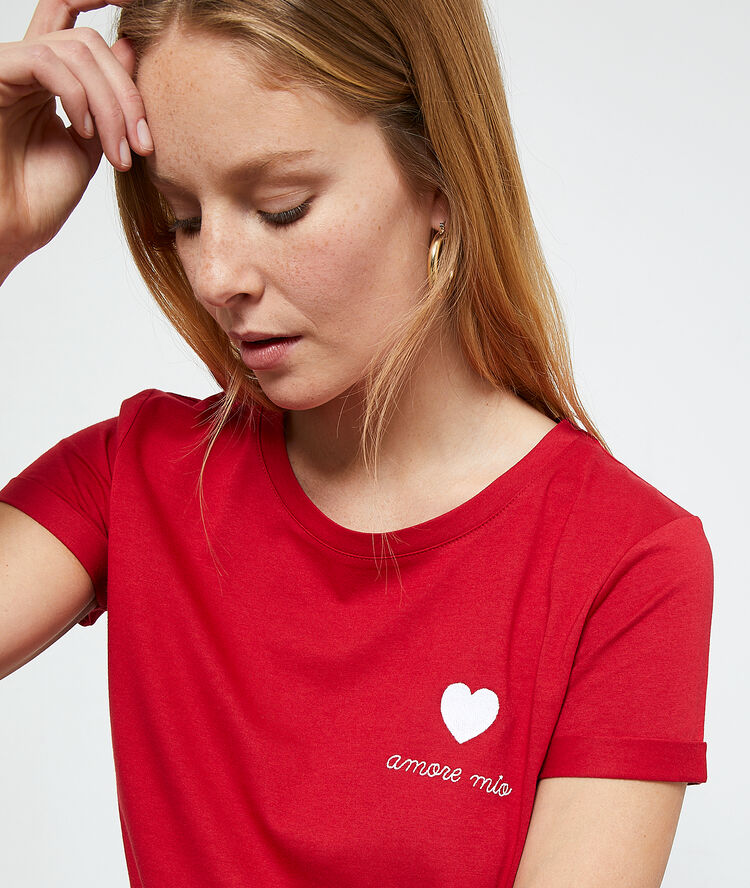 T-shirt "amore mio" à broderies carmin.