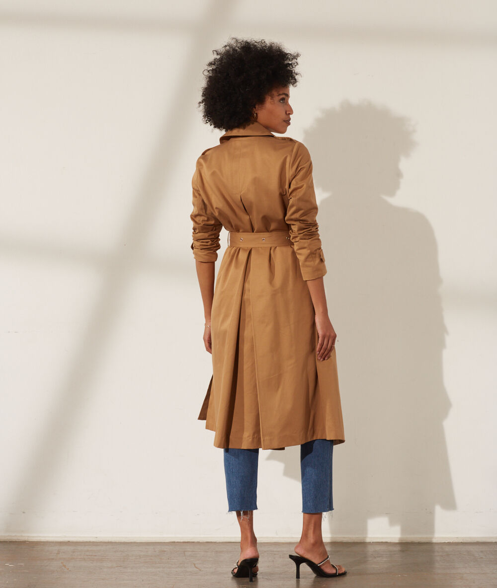 Trench avec ceinture camel.
