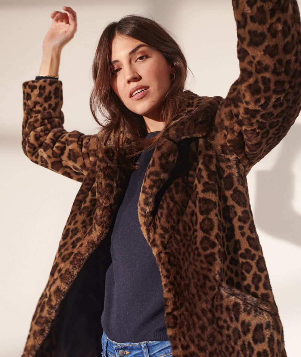 Manteau effet fourrure imprim&eacute; l&eacute;opard noir.