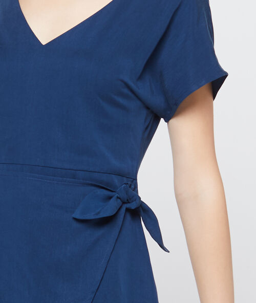 Vestido cruzado anudado de tencel azul.