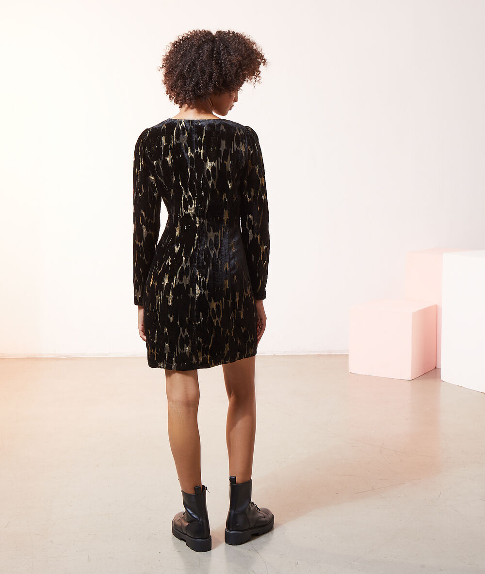 Robe en velours d&eacute;tails m&eacute;tallis&eacute;s noir.