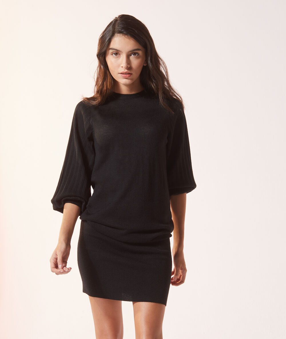 Robe en maille, manches ballon noir.